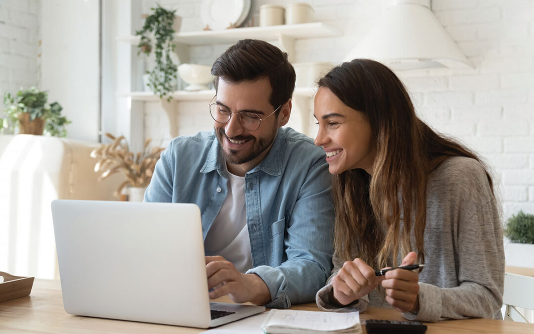 young-couple_laptop